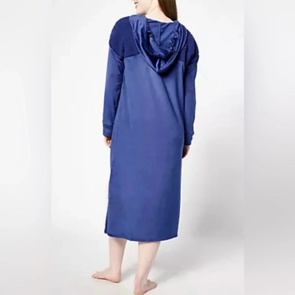 NWT Cuddl Duds Navy Hooded Robe
